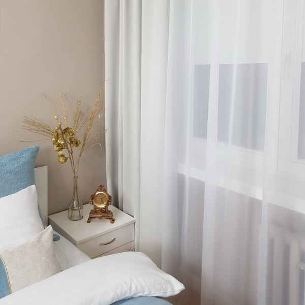 2. Pokój wzorcowy w hotelu SKY002.Zasłony firany hotelowe i pasaż na łózko