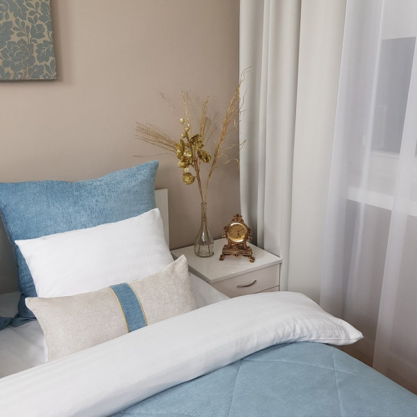 2. Pokój wzorcowy w hotelu SKY002.Zasłony firany hotelowe i pasaż na łózko