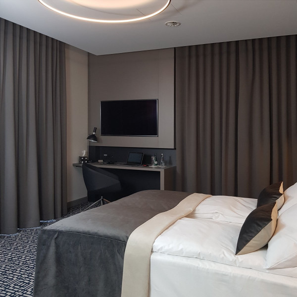 7.Pokój wzorcowy w hotelu SKY007.Zasłony firany do hotelu i narzuta poszewki na łóżko