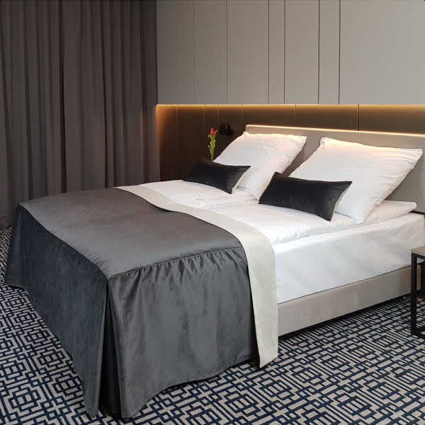 7.Pokój wzorcowy w hotelu SKY007.Zasłony firany do hotelu i narzuta poszewki na łóżko