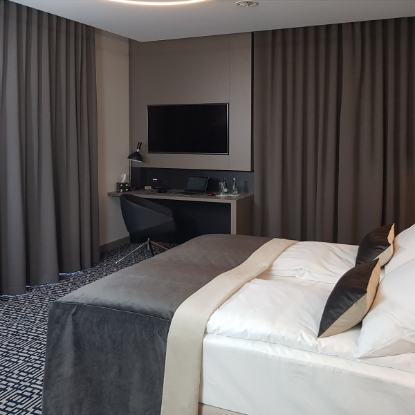 7.Pokój wzorcowy w hotelu SKY007.Zasłony firany do hotelu i narzuta poszewki na łóżko