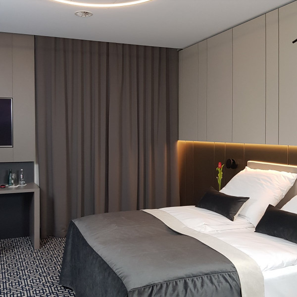 7.Pokój wzorcowy w hotelu SKY007.Zasłony firany do hotelu i narzuta poszewki na łóżko