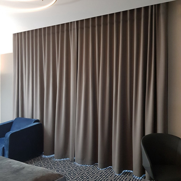 7.Pokój wzorcowy w hotelu SKY007.Zasłony firany do hotelu i narzuta poszewki na łóżko