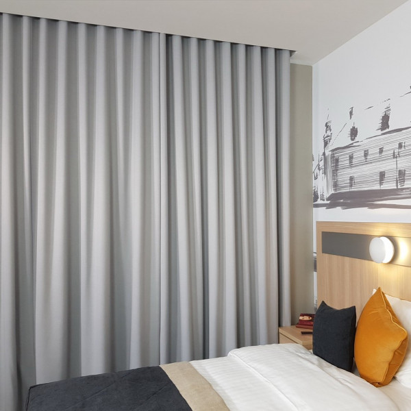 8.Pokój wzorcowy w hotelu SKY008.Zasłony firany hotelowe i narzutka poszewki na łóżko 8.Pokój wzorcowy w hotelu SKY008.Zasłony firany hotelowe i narzutka poszewki na łóżko