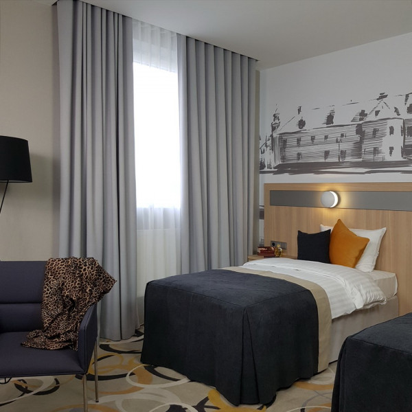 8.Pokój wzorcowy w hotelu SKY008.Zasłony firany hotelowe i narzutka poszewki na łóżko 8.Pokój wzorcowy w hotelu SKY008.Zasłony firany hotelowe i narzutka poszewki na łóżko