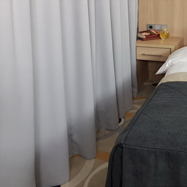 8.Pokój wzorcowy w hotelu SKY008.Zasłony firany hotelowe i narzutka poszewki na łóżko 8.Pokój wzorcowy w hotelu SKY008.Zasłony firany hotelowe i narzutka poszewki na łóżko