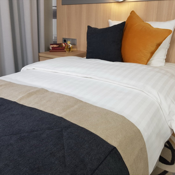 8.Pokój wzorcowy w hotelu SKY008.Zasłony firany hotelowe i narzutka poszewki na łóżko 8.Pokój wzorcowy w hotelu SKY008.Zasłony firany hotelowe i narzutka poszewki na łóżko