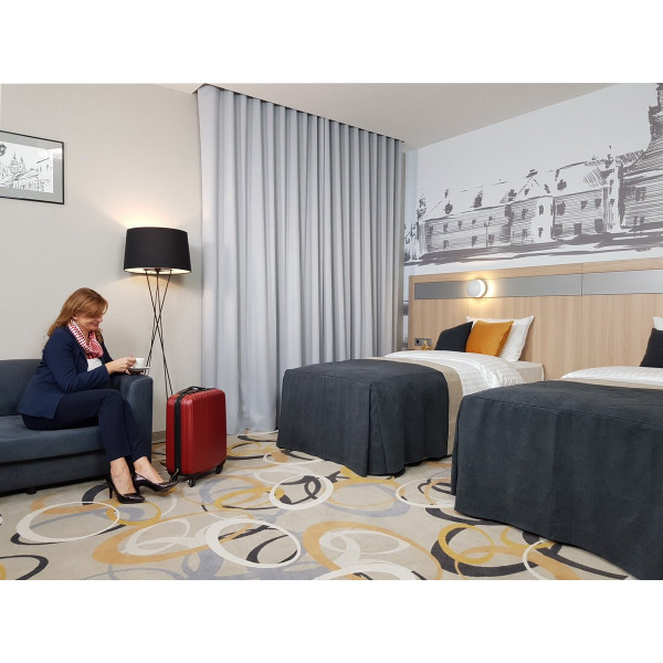 8.Pokój wzorcowy w hotelu SKY008.Zasłony firany hotelowe i narzutka poszewki na łóżko 8.Pokój wzorcowy w hotelu SKY008.Zasłony firany hotelowe i narzutka poszewki na łóżko