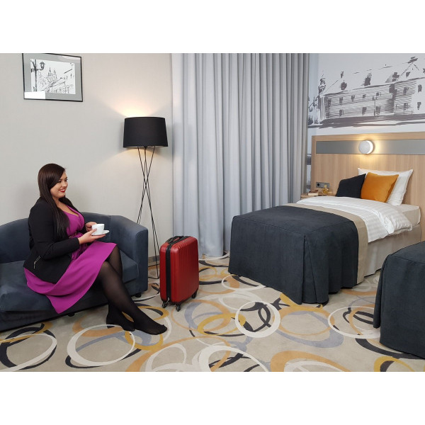 8.Pokój wzorcowy w hotelu SKY008.Zasłony firany hotelowe i narzutka poszewki na łóżko 8.Pokój wzorcowy w hotelu SKY008.Zasłony firany hotelowe i narzutka poszewki na łóżko