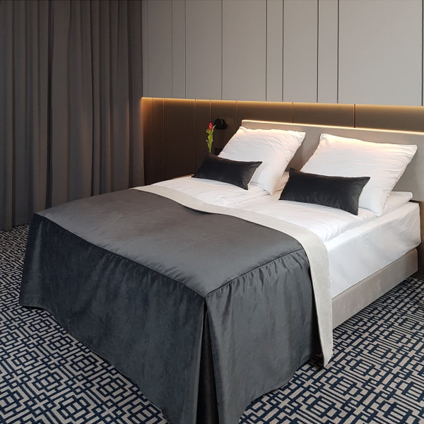 Narzutka szal na łóżko w rozm. 90x80x60 cm SKY114/1 za 10 szt.