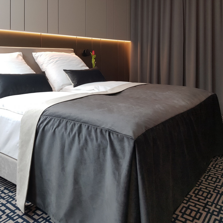 Hotelowe narzuty na łóżko rozm. 90x80x60 cm SKY114/1 za 30 szt.