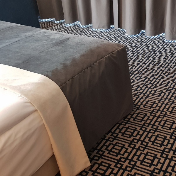 Hotelowe narzuty na łóżko rozm. 90x80x60 cm SKY114/1 za 30 szt.