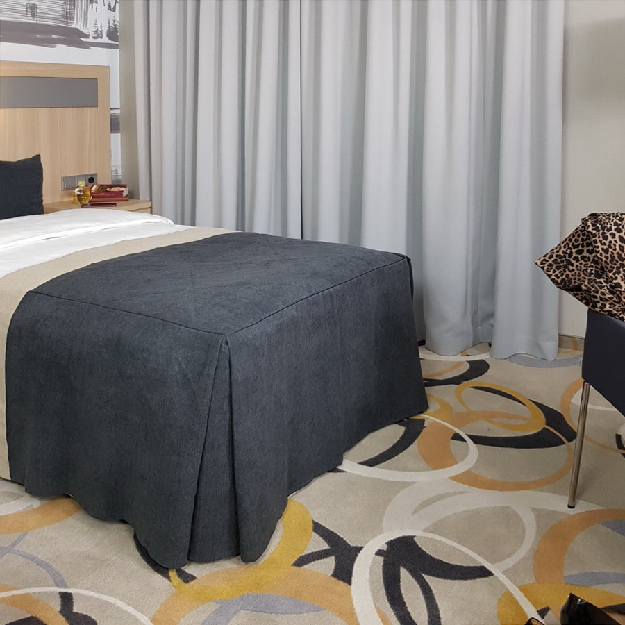Hotelowe narzuty na łóżko 90x80x55 cm SKY104/1 za 30 szt.
