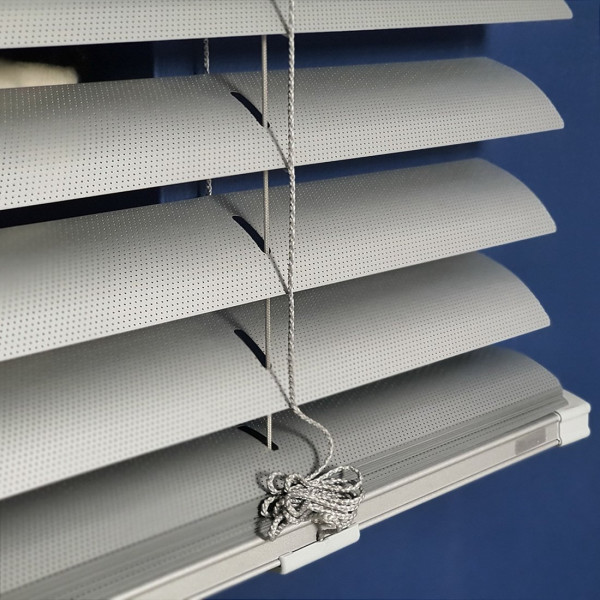 Żaluzja aluminiowa perforowana 50 mm szer. 150x170 cm z maskownicą