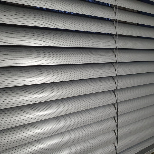 Żaluzja aluminiowa perforowana 50 mm szer. 150x170 cm z maskownicą