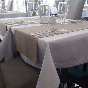 Henryk. Biały obrus plamoodporny w rozm. 140 x 180 cm