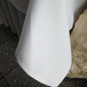 Henryk. Biały obrus plamoodporny w rozm. 140 x 180 cm 2